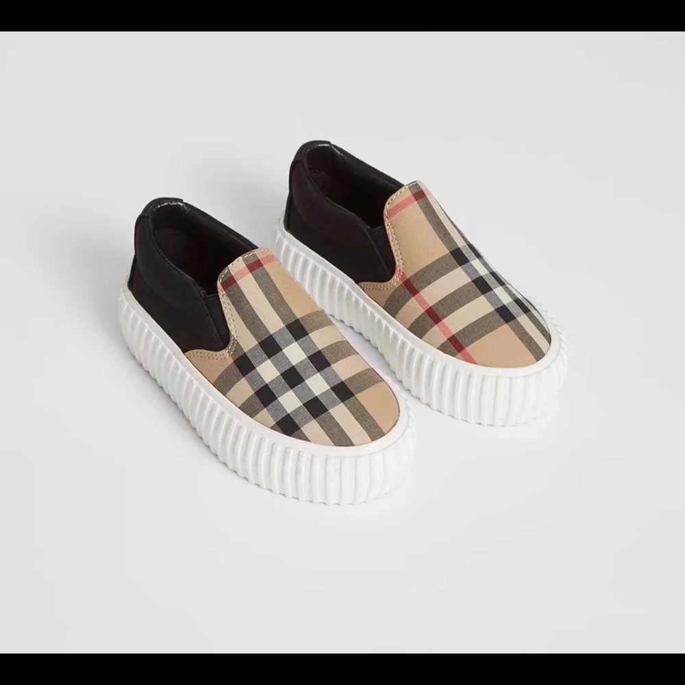 Burberry sneakers slip on size EUR32